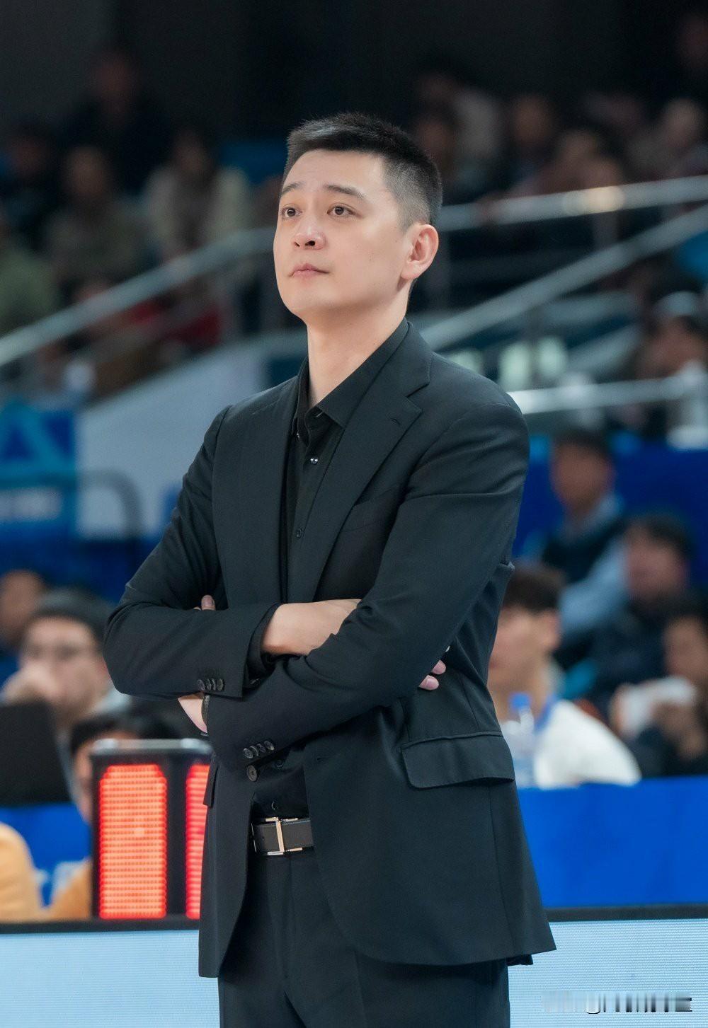 辽宁连输广东、青岛后，已经有辽宁球迷嚷嚷着让杨鸣下课了，三连冠的战绩都难保杨鸣的