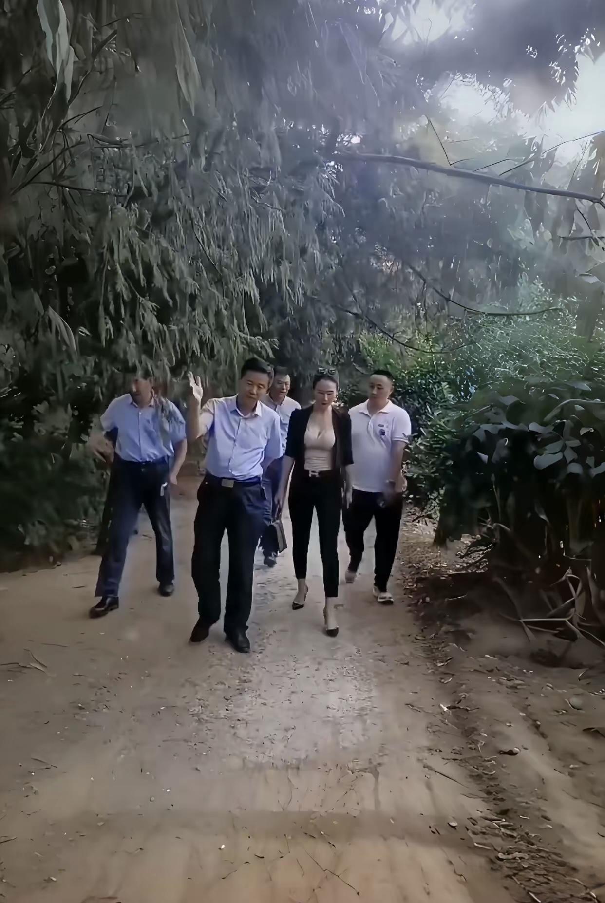 不知是哪里的美女领导下来视察，这排场一看职务就不低，这样还能深入一线考察，想必日