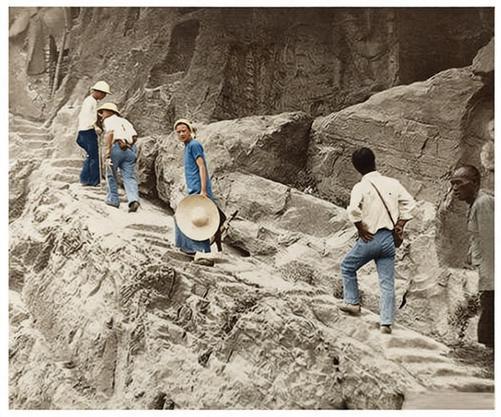 这张1936年的照片，将林徽因与团队考察龙门石窟南二十四洞的瞬间凝在了粗粝的石坡