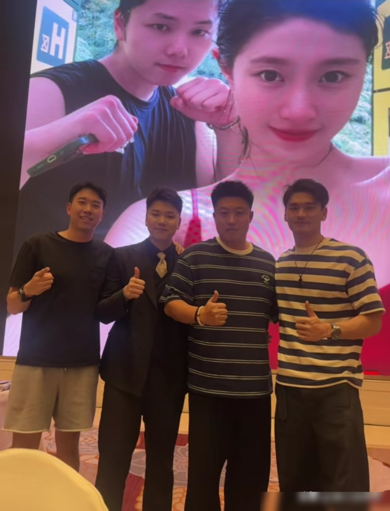 李广源杭州办婚礼，汪顺、徐嘉余、傅园慧全到了，一个个被亲友拉着排队合影，没一个摆脸色的。32岁的汪顺