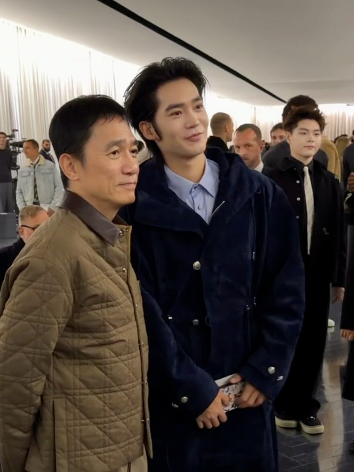 于适梁朝伟刘嘉玲同框迪奥大秀和梁朝伟刘嘉玲同框合影的于适，这边表情真的好乖巧呀