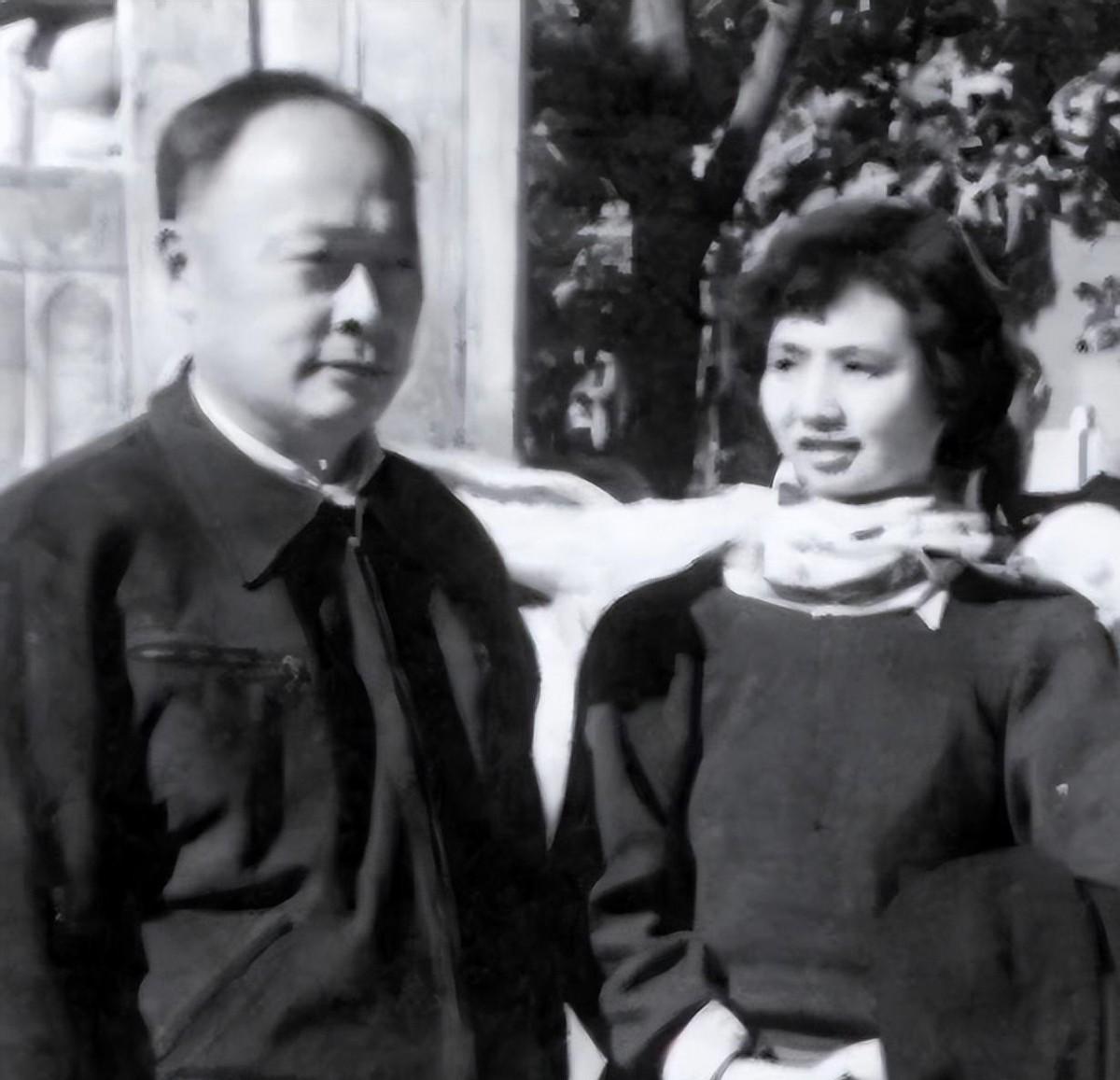 60年代陈毅一家人的珍贵合影，陈老总不怒自威，妻子张茜很爱笑“珊珊，别揪你爸