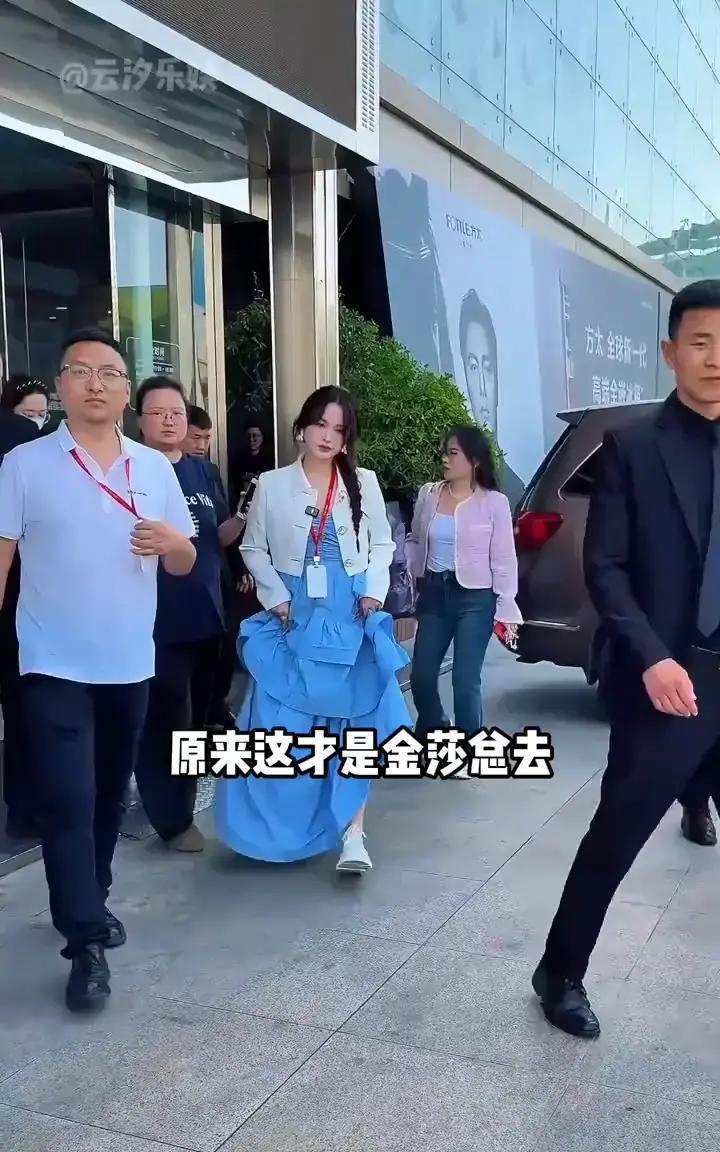 县城唱一晚顶北上广半月房租金莎拎着礼服赶夜车，高铁转大巴再转三蹦子，一天跑