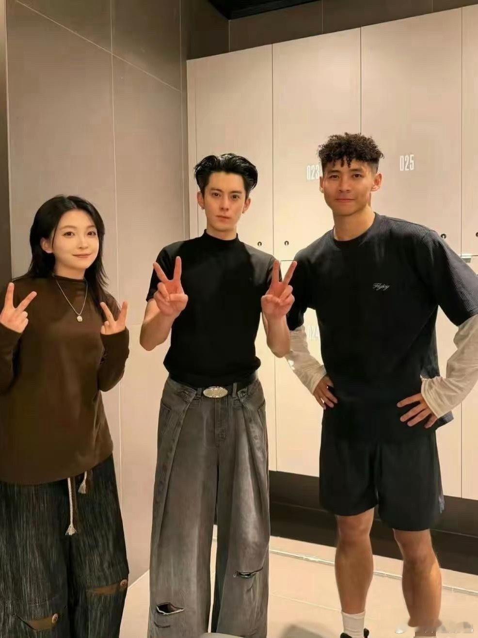 王鹤棣跟素人一合照，对比太明显了。那脸小得啊，直接比旁边的人小一圈，身材比例也夸
