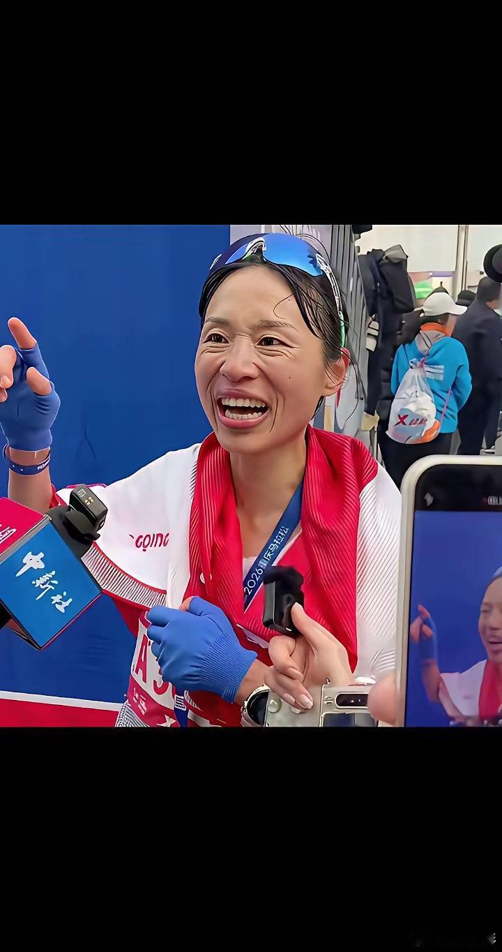 同样是跑马拉松，差距真的太大了！张水华为了生活，不停奔波在全国各地的马拉松赛场。