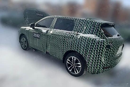 一汽与零跑首款合作车型的测试谍照最近在网上传开了。这款车预计年内正式发布零跑输出