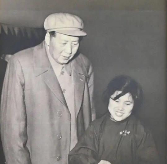 1958年初，毛主席视察沈阳机床开关厂，工人们却埋头苦干，无人抬头。凛冽