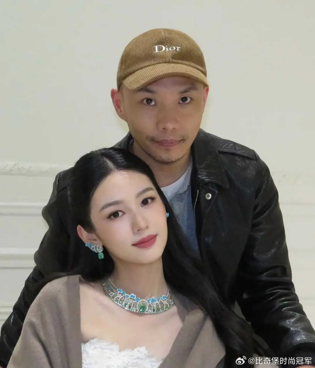 这个妆太可怕了，有些角度拍出来周也的骨骼像男的