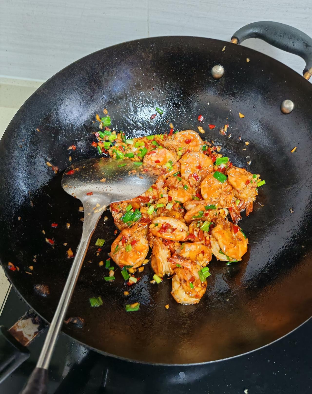 老公为了未来的儿媳妇拼了，一大早就开始起来去超市里排队买虾，昨天大二的儿子发视频
