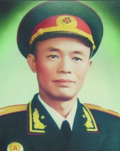 1984年，开国少将钟伟病重。昏睡中，儿子在他耳边轻声问：“爸，1个团对1个团，