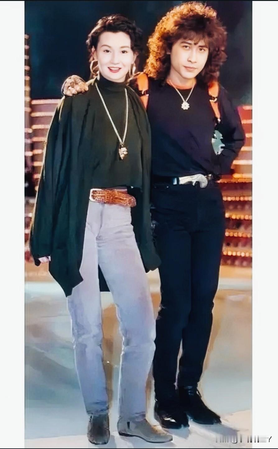 这是张曼玉和齐秦年轻时一张合照，拍摄于一九九一年。一个美，一个帅，在看看当时两人
