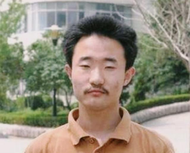 一名在美国斯坦福大学留学的中国学生，以吃不惯外国菜为理由，拒绝了100万美元年薪
