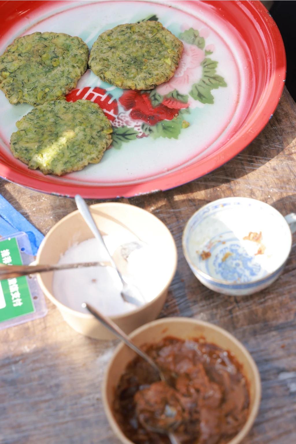 云南大理凤羽古镇的茴香糯米粑粑，真是让人垂涎欲滴的美食！清明时节，它可是古镇的“