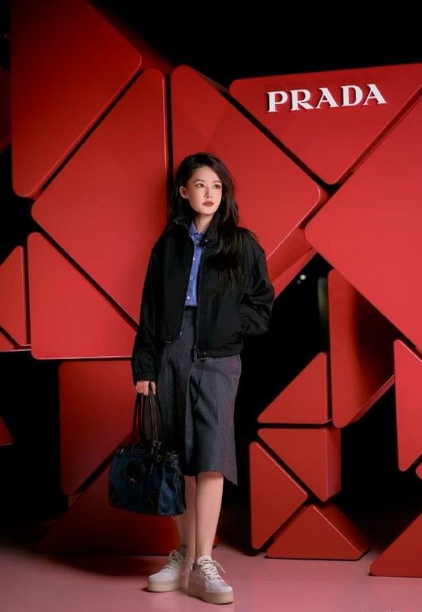 最近李沁在出席时尚活动的时候搭配的很漂亮，虽然穿了黑色的衣服，不过像个清新气满满