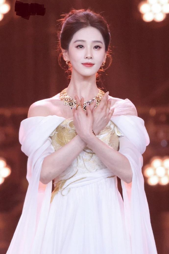 今天刘诗诗在出席时尚活动的时候穿了一身白色的衣服，看上去特别的显年轻，也超有时尚