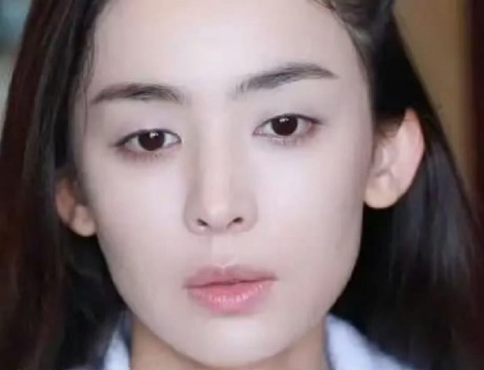 才知道古力娜扎是单眼皮，眼窝深到直接当双眼皮用​​​