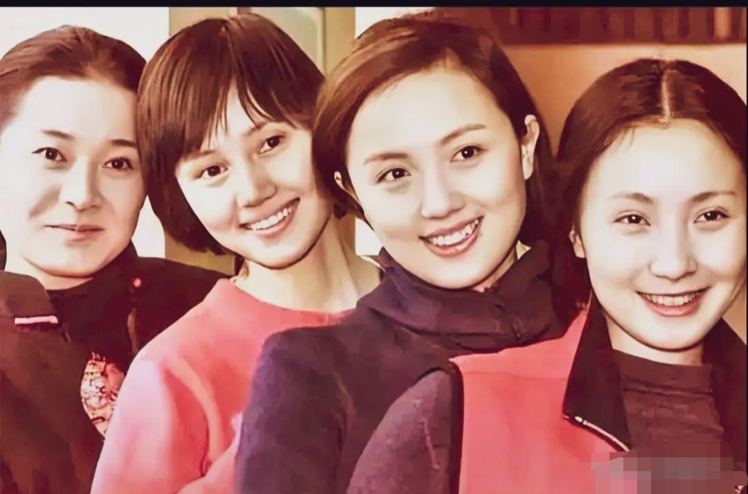 四位美女同框，一个比一个美，笑容舒展大气。陶虹，朱媛媛，袁泉都认识，最后一位是谁