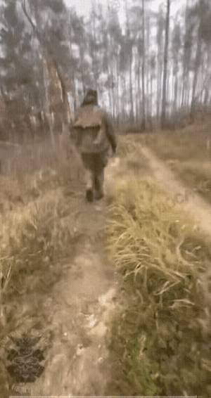 这就是俄罗斯前线步兵的悲哀。在布满地雷的雷区前进，没有重武器