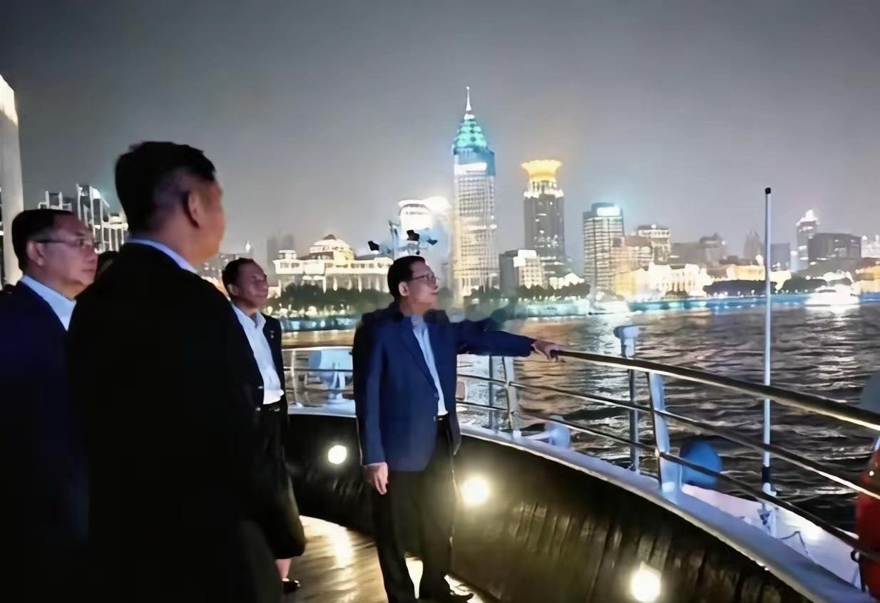 黄浦江的灯亮了，敏昂莱在船上看了很久，没说太多话。这是他当总统后第一次来上海，