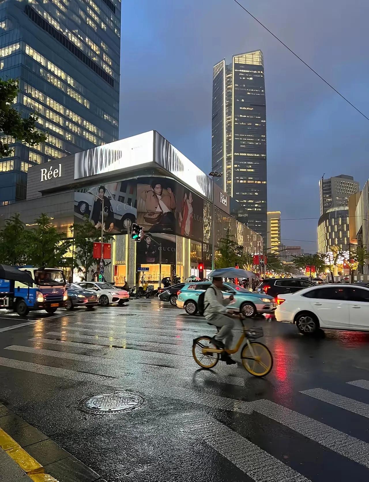 一位出租车司机道出的真相，真的太扎心了！他说，车上最爱高谈阔论、指点天下的乘客