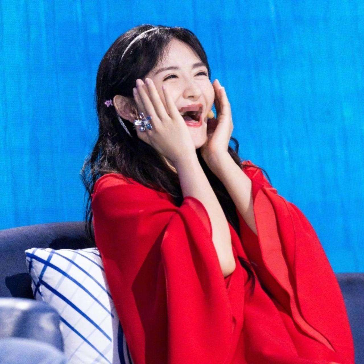 你们有没有发现？谢娜演唱会众星云集赵丽颖送花篮，肖战定制粉色花篮但有两个人的