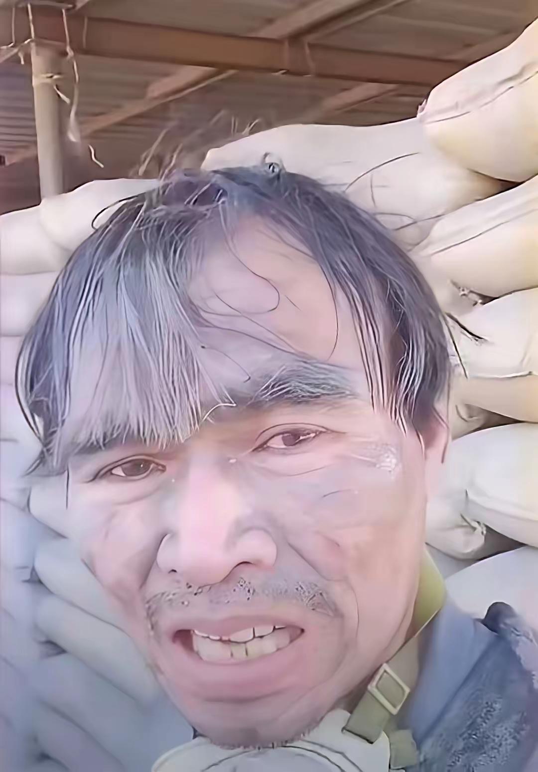 女子找人背水泥，对方要价一袋6元，她还价到5元。谁知到了装修现场，女子潸然泪下说