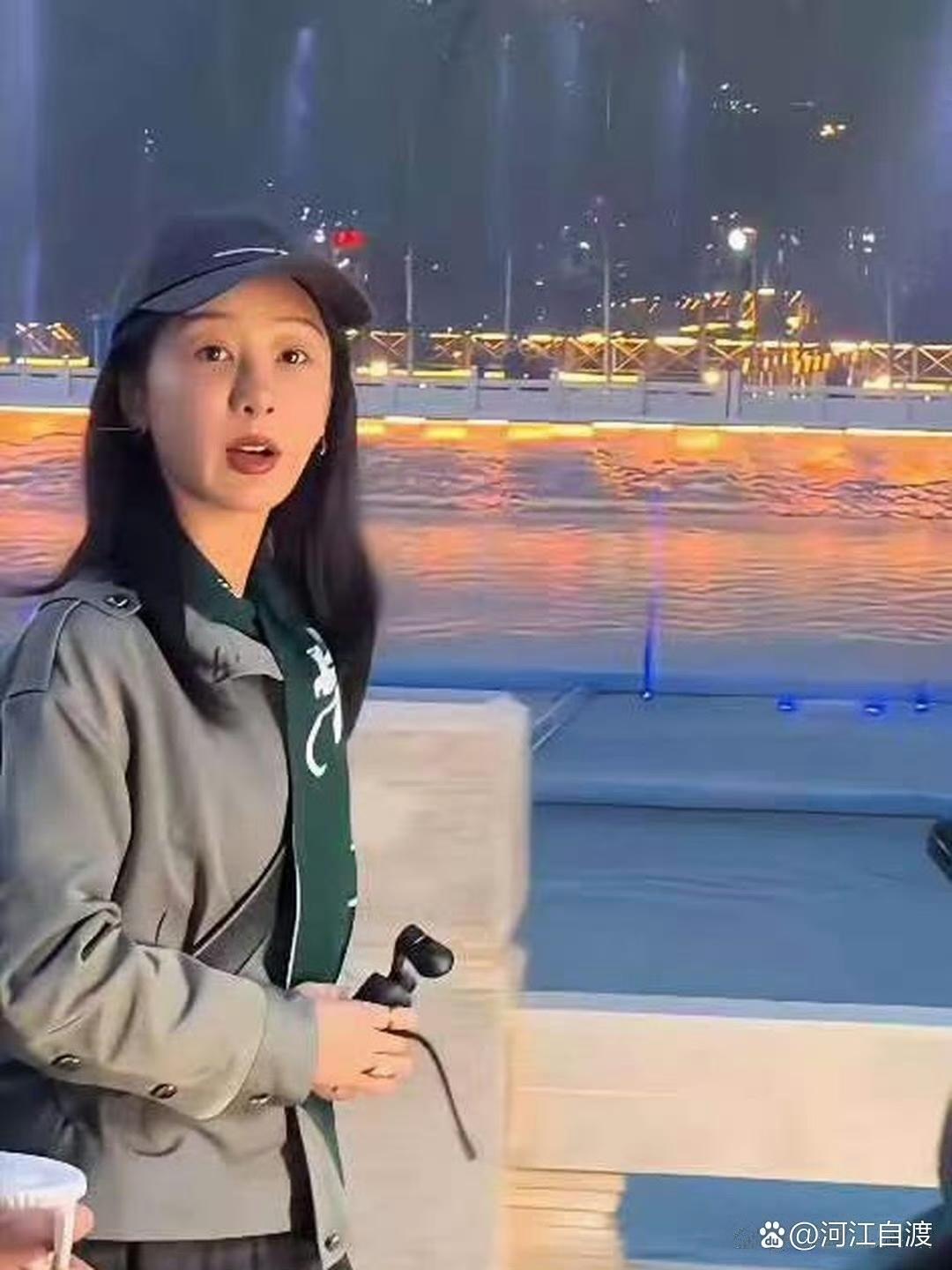 杨紫这波素颜直接把内娱“女明星精致包袱”干碎了。镜头怼脸拍，连粉底、伪素颜妆的痕