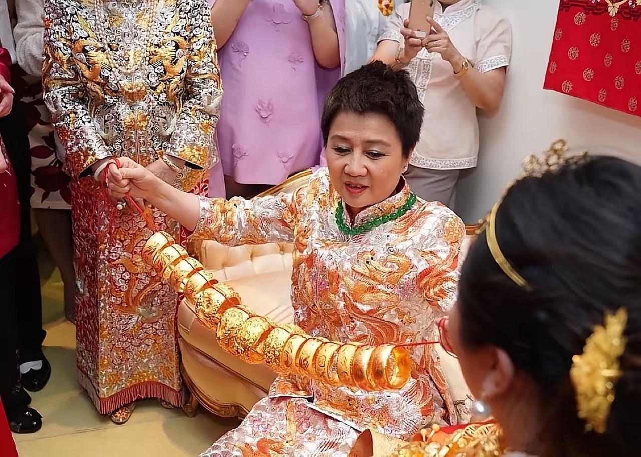 四太格局比三太大多了，儿女都有体面的婚礼，三太嫁女儿没有嫁妆，婚礼也是男方出钱办