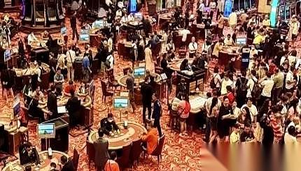 赢了两千万，你想走。赌场里最可怕的一幕，不是保镖拦你，而是侍者端上一瓶“免费”