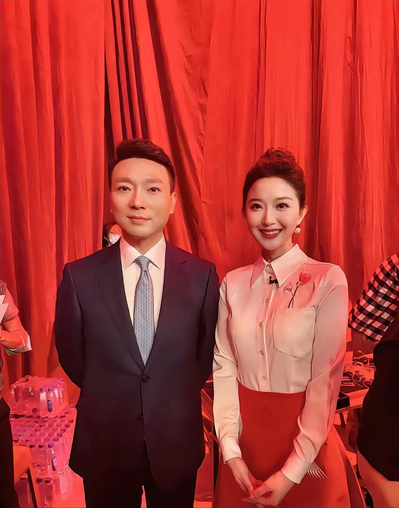 左边是主持人康辉，右边这位美女主持人是谁？