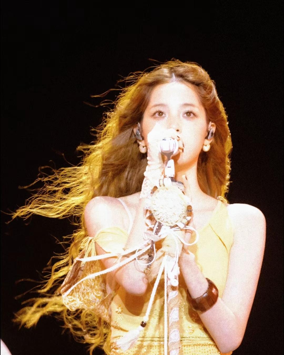 娱乐圈的又一女神诞生了谁懂啊！欧阳娜娜这舞台状态，直接把“松弛的生命力”焊在