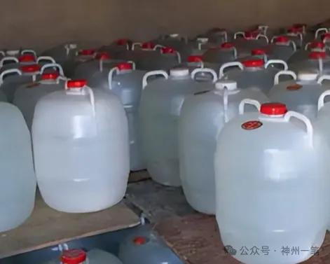 云南散装白酒，用纯粮及山泉水酿造，绿色环保，品质优良，价格也就10元钱左右一斤，