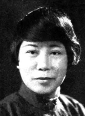 1938年1月1日，一个老太太走到苏州一座桥上后，日本兵从她背后开枪。他们把她丢