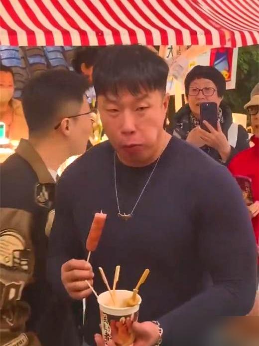 他开玛莎拉蒂上德云社，转身他妈11万卡债上判决，这富二代人设你还信吗？不止