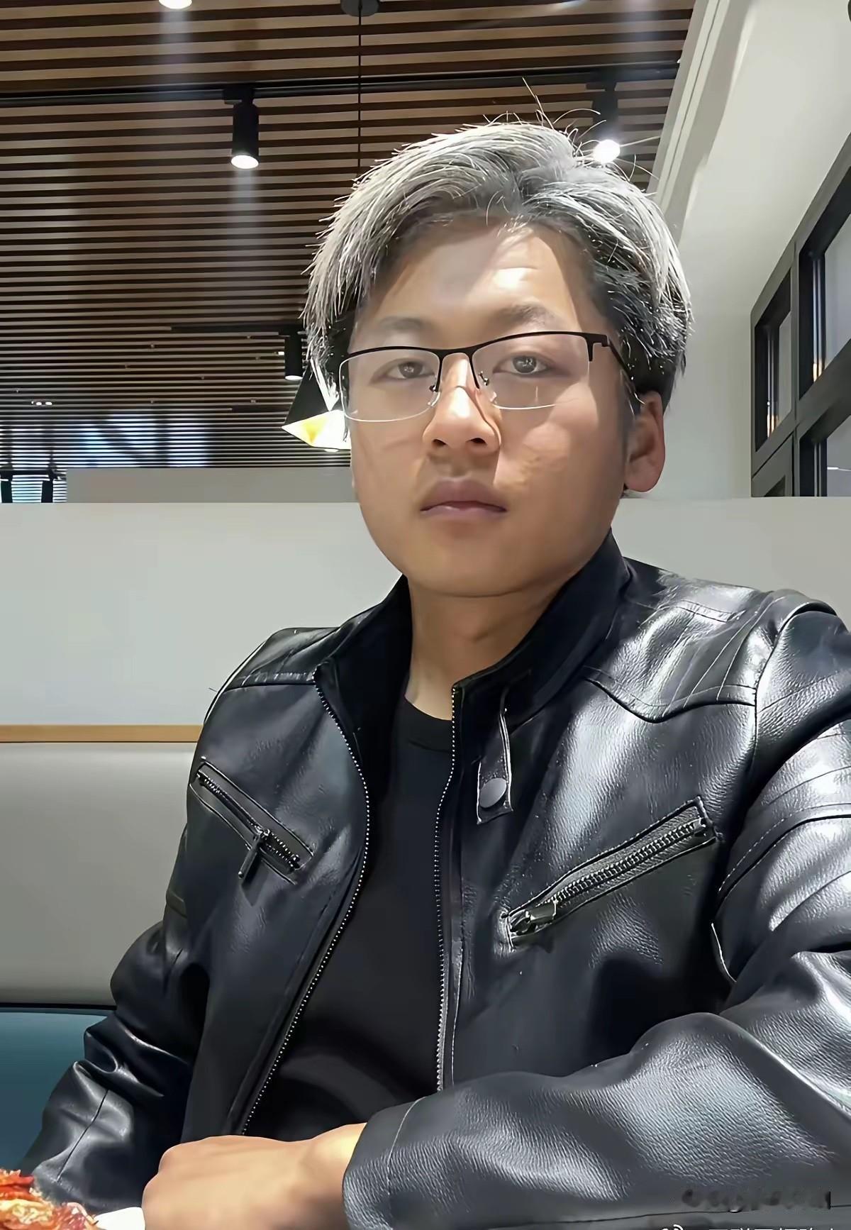听人劝吃饱饭，一位家徒四壁的辽宁小伙，听从网友建议模仿英伟达CEO黄仁勋。换上皮
