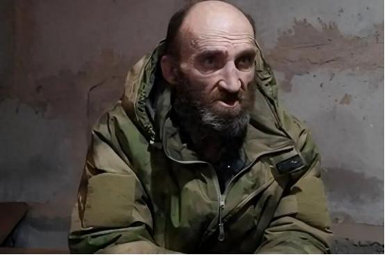 几十个乌军士兵，举着白旗走出来，说的第一句话，不是求饶。是：“不是我们不想守，是