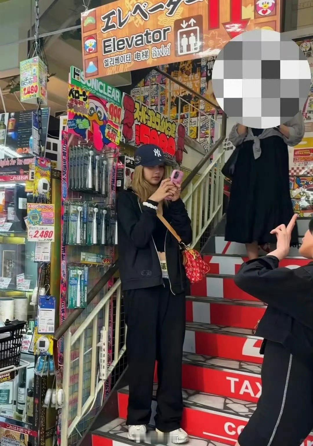 Lisa穿印有中文的裤子看不懂就是高级具像化甚至还有一套的T恤和外套​​​