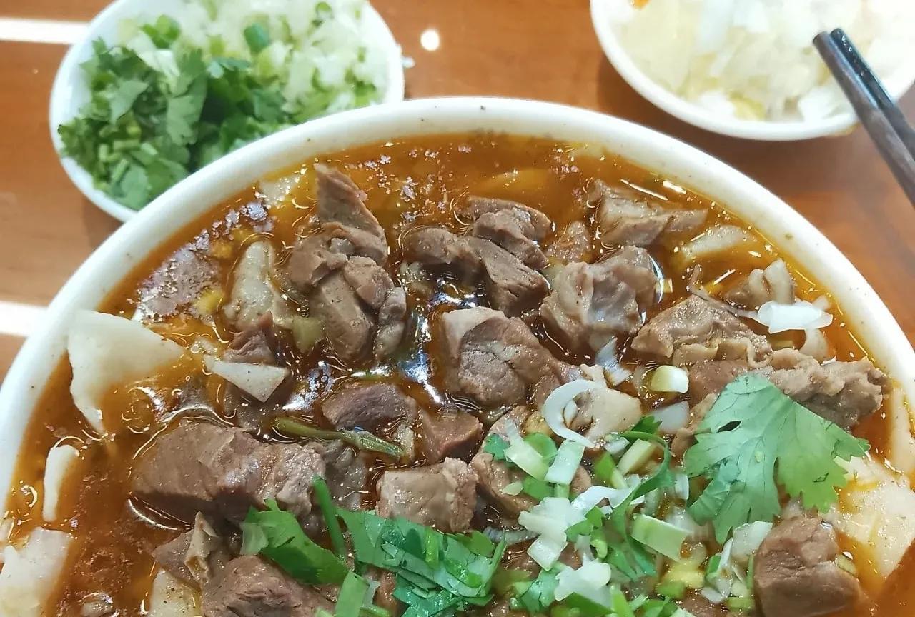 每次到陕北，羊肉面肯定不能错过，时间再紧都要挤出时间，找当地最好的羊肉面馆，美美