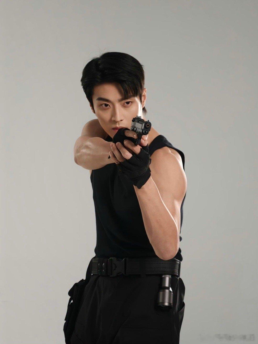 一边藏着刀一边单手抱《今天也没变成玩偶呢》这对绝了！白幼薇是刀鞘里的温柔，沈墨