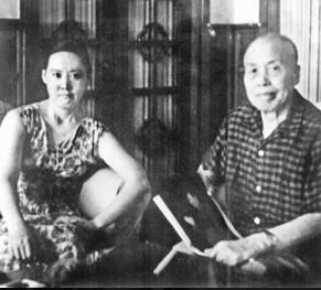 1966年，27岁的胡友松发现月经推迟，她告诉了75岁的丈夫李宗仁。李宗仁兴奋地