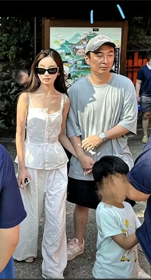 王思聪近期在国外屡屡被拍到与21岁的女友懒懒一同逛街。小女友妆容精致，模样娇艳欲