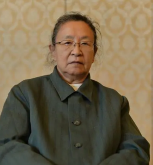 毛泽东逝世后，每逢毛泽东的生日，一个穿着破烂的妇人都会排队进入毛泽东纪念堂，直到