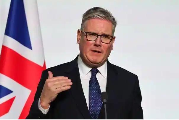 英国首相斯塔默突然不装了，直接给全世界扔了个“重磅炸弹”。他在伦敦的晚宴上公开承