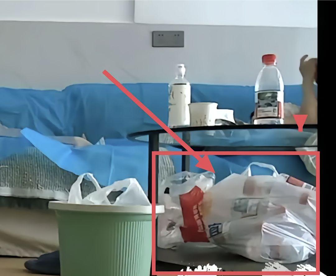 一袋空矿泉水瓶就露馅了！这间屋子哪儿是临时碰面的地方，分明是祖副院长和曾医生的长