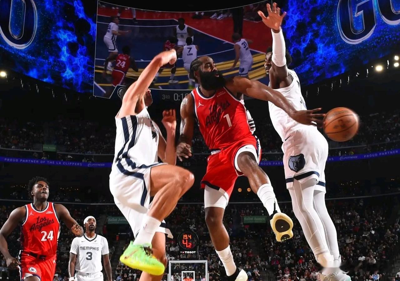 哈登不会打无球是真的吗？经常看到哈登站在中场线附近，旁边都有个人跟着，相当于场