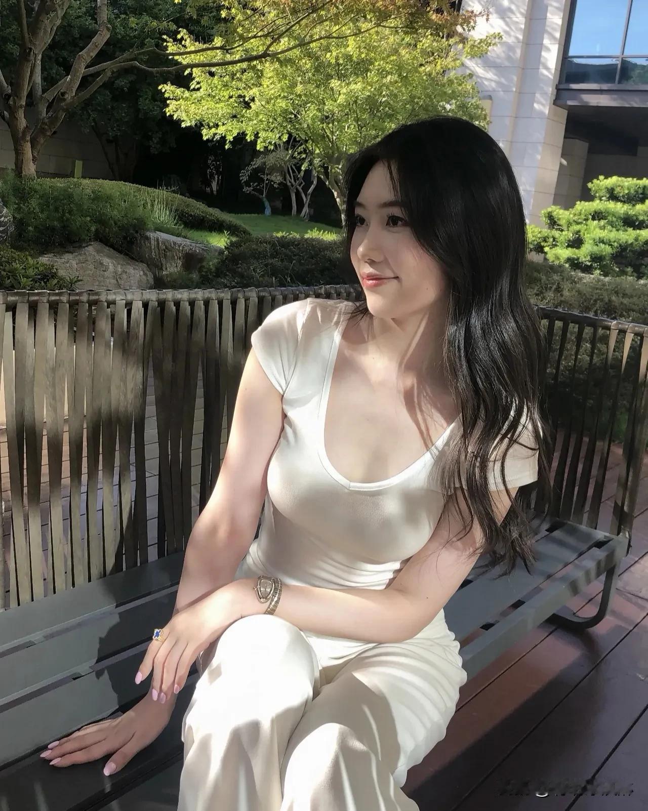 清晨阳光洒落，她一身轻盈，仿佛自带光芒，每一步都闪耀自信。运动与自律