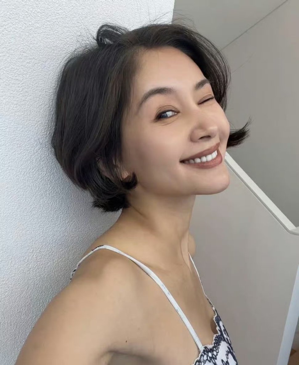 39岁王子文剪短发了，还专门把皮肤晒黑了​