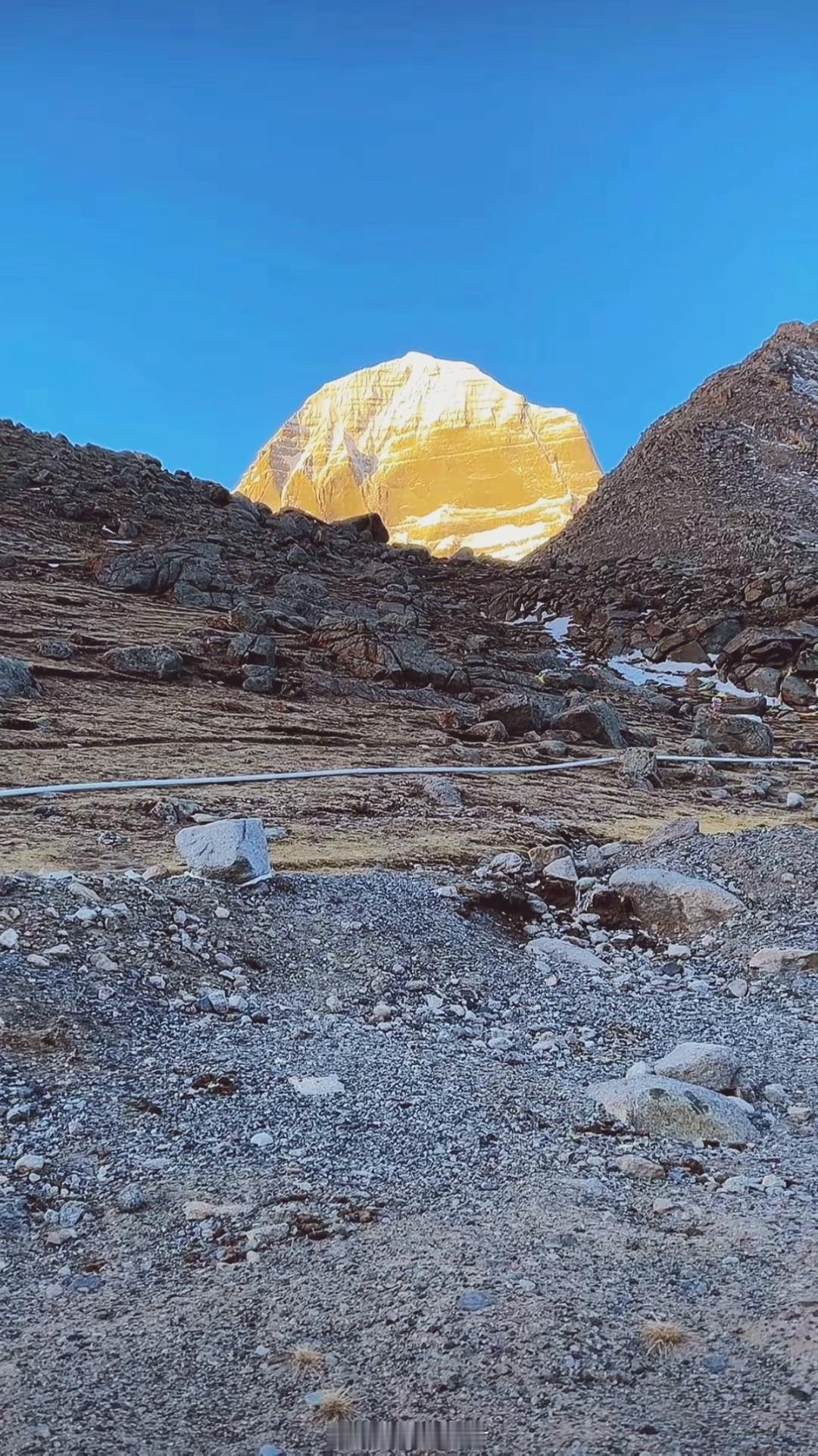 “神山”冈仁波齐，难得的“日照金山”奇景！用你发财的小手点个赞，会好运相随！
