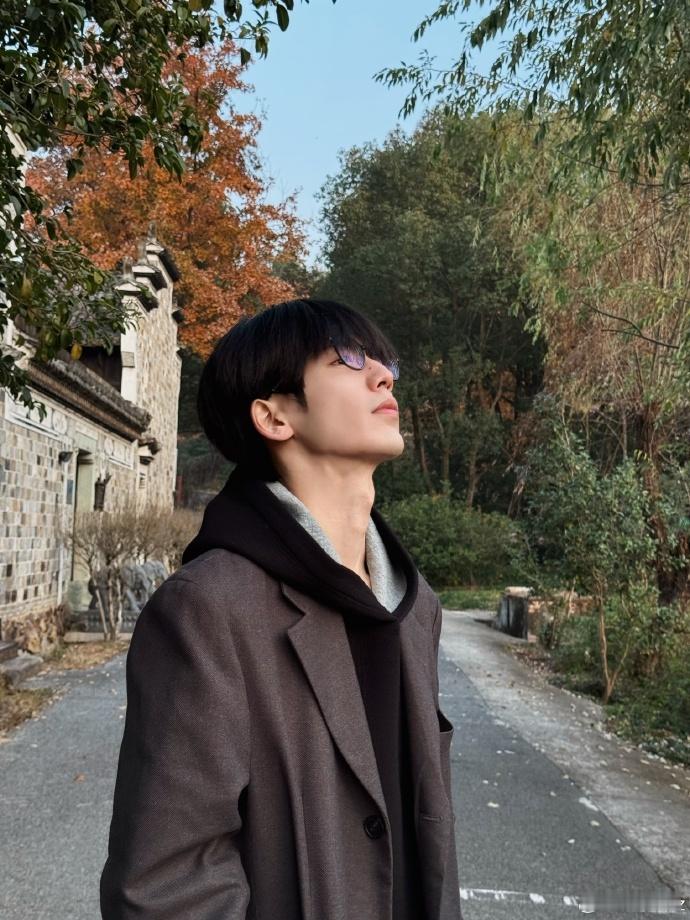 张凌赫摄影师上线了张凌赫摄影师上线了，戴着眼镜的样子真的是绝杀！能不能够以后和