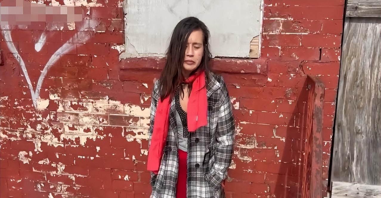 又一名华裔女子流浪美国街头，靠社会救济还吸食冰毒，被路人采访她整个人很晃悠站在墙